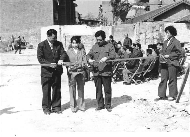 1986年，長虹彩電工程奠基，這樣的剪彩儀式，剪出了中國最大的彩電生產(chǎn)基地之一