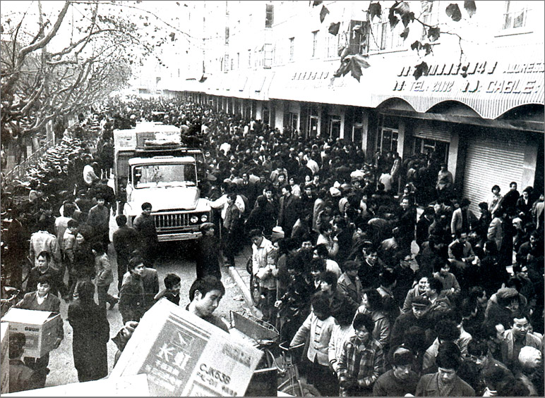 1989年，在彩電計劃調(diào)控的年代，長虹彩電的降價引發(fā)搶購潮