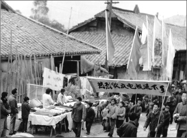 這可能是中國第一場“家電下鄉(xiāng)”，當時長虹在春季把彩電免費送下鄉(xiāng)，秋天豐收后農(nóng)民有錢了再去收錢