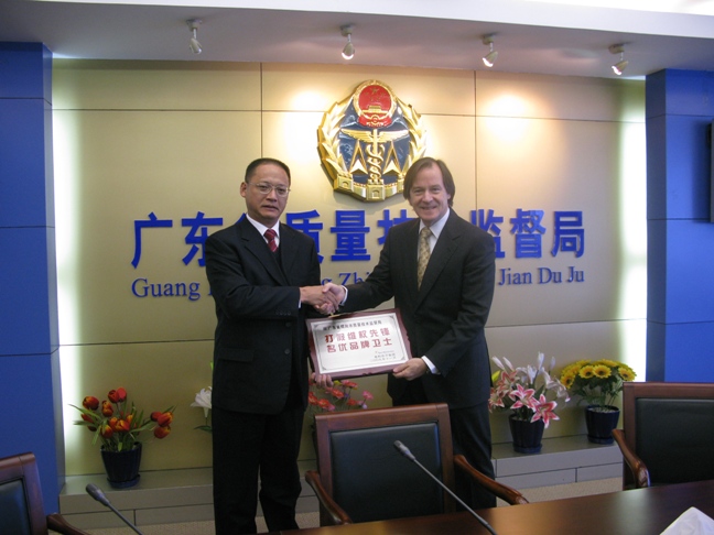 泰科電子副總裁Driscoll A. Nina先生向廣東質監局贈送感謝牌匾