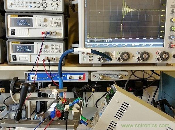圖3：用于DC/DC轉換器的完整儀器設置展示。測試板輸入電壓調節至12V，柵極驅動調節器供電電壓為7V。右下方顯示了負載，Keysight 90000-X示波器、Teledyne Lecroy PP066傳輸線探頭和Huber Suhner Sucoflex 100電纜等也都可以在圖上看見。