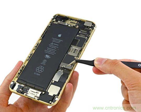 與iPhone 5S相比，電池尺寸更大，電池效率提高了16%。整部手機(jī)看起來就像一件藝術(shù)品，但看不到太多的內(nèi)部構(gòu)造。（來源：iFixit）
