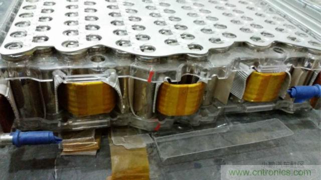 【導讀】對于電動汽車的核心——電池,我們要求其安全、能量密度高、壽命長,充電時間短,同時又要性能卓越等等。那么對比電動汽車電池來說怎么樣才算是達標?又怎么樣才算是性能優越呢?毫無疑問鋰離子電芯作為其最基本的單元,其優劣至關重要。 電池是電動汽車的”心臟“。從電動汽車發展以來,各種技術路線百花爭鳴,爭論不休。其中應用最廣的鋰離子電芯,就有三元、磷酸鐵鋰、錳酸鋰等多種技術路線并存的現象。同時鋰離子電芯還分為方形,軟包,圓柱三種結構形式。 而這越是紛繁蕪雜,就越能代表了我們還在不斷探索,代表了電動汽車的急切盼望:電動汽車需要一顆強大的“心臟”。 對于電池包的要求 對于電動汽車的核心——電池,我們要求其安全、能量密度高、壽命長,充電時間短,同時又要性能卓越等等。而這一項一項的要求,看似苛刻,但卻又無一不是電動汽車實現產業化的硬性指標。 那么對比電動汽車電池來說怎么樣才算是達標?又怎么樣才算是性能優越呢?毫無疑問鋰離子電芯作為其最基本的單元,其優劣至關重要。 但就拿我們最關注的安全性來說,是不是電芯安全了,電池包就安全了呢? 我們可以看到2002年,磷酸鐵鋰(LFP)首次被美國Valance公司產業化,隨即引起了中國市場的廣泛關注。從2004年開始,我國掀起了一股投資磷酸鐵鋰材料和磷酸鐵鋰動力電池的熱潮,磷酸鐵鋰其相對穩定,安全性較高。隨后,它成為我國正極材料的主要路線,爭議暫告段落。 但是,隨著特斯拉在動力電池使用了鎳鈷鋁酸鋰的正極材料,爭論再次出現。磷酸鐵鋰其較低的能量密度,已經使其處于劣勢。 1 據調研發現,進入2014年以來,國內鋰電池正極材料產業整體出現了向三元材料轉移的趨勢,下游的電池廠基本都在開發三元材料的電芯,也引導著上游的材料企業開始加大對三元材料的開發和生產力度。 而一系列的變化,也恰恰說明鋰電行業在慢慢的摸索,慢慢走向成熟。就比如說一個電池包的安全,光靠電芯安全是遠遠不夠的,其必須上升到一個系統的層級來。也就是說電池包的安全,靠的是整個電池系統,而不僅僅是某個單一的元素。 更何況一個安全、可靠、性能卓越的電池包,更是涉及到多領域知識的耦合,其更需要一個完善、可靠的系統來實現。就好比飛機被認為是最安全的交通工具,不單單是“安全”的發動機,“安全”的結構,就能保障的,其中還綜合運用了人為因素分析、軟件安全性、風險管理和定量風險評估等各種先進技術來預防事故發生,可以說是系統保障了安全。 下面我們就從電池系統中抽離出其一個核心部件電池模組,淺談一下各種不同的模組結構。 關于電池模組 電池模組可以理解為鋰離子電芯經串并聯方式組合,并加裝單體電池監控與管理裝置。電池模組的結構設計往往能決定一個電池包的性能和安全。其結構必須對電芯起到支撐、固定和保護作用。同時如何滿足過電流要求,電流均勻性,如何滿足對電芯溫度的控制,以及是否有嚴重異常時能斷電,避免連鎖反應等等,都將是評判電池模組優劣的標準。 而隨著電動汽車的發展,以及人們對性能的追求,熱管理更是成為了電池模組設計的一個至關重要的環節。自然冷卻已經不能滿足我們的需求。風冷則由于其效率較低,且對電芯溫度的一致性較難控制,而表現的力不從心。因此,高性能需求的電池模組,其熱管理的解決方案已經轉向液冷或相變材料。下面就介紹一下各種不同結構電芯的模組設計。 · 方形電池模組 方形電芯可以說是我國汽車動力電池里,應用最多的電芯了。其外殼的材質有鋁、鋼、以及塑膠。其電芯厚度是三種結構中最厚的,由此也造成其內部和外表面的溫差較大。其模組結構也多為自然冷卻和風冷的結構。 我們來看看寶馬I3的電池模組設計。 我們可以看出,I3的電池模組從結構上已經具備一個高性能模組所需的要素,而一臺高性能的電動汽車,就是靠著每一處的細節共同搭建而成的。當然其散熱、均溫以及可靠性等等,還有待市場的驗證。 2 (▲ 寶馬I3方形電池模組) · 軟包電池模組 軟包電芯的電池包,也是近期比較熱門的一種結構類型,其用在國外的電動車上比較多。 軟包電芯的物理結構決定了其不易爆炸,一般只有外殼能承受的壓力足夠高,才有可能炸,而軟包電芯內部壓力一大,便會從鋁塑膜邊緣開始泄壓、漏液。同時軟包電芯也是幾種電芯結構中,散熱最好的。 目前,市面上賣得最多的還是日產的Leaf,其模組結構為全密封式的,并未考慮散熱,即不散熱。 而Leaf在市場上頻繁反饋的容量衰減過快,與此熱管理也不無關系。顯然隨著人們對于高性能電動車的追求,迫使軟包電芯也必須要有主動式的熱管理結構。 下面我們來看看一款World Congress展臺上的液冷軟包模組。其模組由電芯層疊而成,而電芯間有間隔排布的液冷板,其保證每顆電芯都有一個大面接觸到液冷板,并充分發揮了軟包電芯液冷的優勢。 3 (▲ 液冷軟包電池模組) 當然軟包電芯要將液冷技術做成熟也并非易事,其必須考慮液冷板的固定,密封性,絕緣性等等。同時可靠的電連接,以及具有“保險絲”結構連接片,這都是高性能軟包模組的方向。 我們可以看到軟包電芯其配合完善的模組結構后,其優勢會得以凸顯。 圓柱電池模組 圓柱電芯可謂是在各類電子產品中,應用最廣泛的結構。如今,在電動汽車行業也占有一定得份額。最典型的即是18650電芯了,其工藝經過多年的沉淀,并在大規模的自動化生產的條件下,現今屬于最成熟,穩定且一致性最好的電芯。 而圓柱電芯更是有著目前最高的能量密度,其三元材料的電芯能做到210~250Wh/kg。國內目前的圓柱電池包多為自然冷卻或風冷的結構,其效果不盡如人意。 我們來看看,將圓柱型電芯推到風口浪尖上的特斯拉電池模組。 相信已經有不少人見過特斯拉的模組了: 組成一臺特斯拉汽車需要7000多顆18650電芯,一個模組則需要400多顆電芯,同時為了高性能的目標又要在模組上集成多項功能,可見其工作量和難度之大。其中,甚至還用上了一些跨行業的技術,使人眼前一亮,為之拍案。好比電芯連接的“保險絲”設計。 可以說,身處電池行業的人,反而很少有人能想得到,這也許就是當局者迷吧。而這一技術的應用則極大地提高了電池的安全性能。同時,還有液冷管道的應用,極大地解決了18650電芯的散熱和均溫的問題,這對電池的性能和壽命都是一個極大的幫助。不僅如此,其電池模組在空間尺寸上的利用,更可謂是精打細算。 在這里還是要佩服一下特斯拉將事情做到極致的態度,也就是這樣一個模組,成為了一個高性能的特斯拉電池包所必不可少的核心部件。 4 電動之心 通過以上一些簡單的列舉,我們不難看出,無論何種結構的電芯其實都不乏一些好的應用范例。而對于鋰離子電芯,如果作為一款革命性的產品,目前看來仍有很多不足和局限。但我們與其一味坐等材料的發展,不如多考慮一下,如何做好電池模組,做好電池系統。而這也是我們打造一顆強大“電動之心”的必經之路。