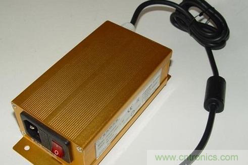 【導讀】本文總結出針對于LED電源EMC/EMI的主要幾個控制技術:電路措施、EMI濾波、元器件選擇、屏蔽和印制電路板抗干擾設計等。如果能正確合理的對這些問題進行解決,就可順利通過3C認證。 在電路當中,EMC和EMI的問題是人們始終關心的話題。在LED電路中,對于EMC和EMI的要求同樣非常高。本文將為大家介紹LED產品設計當中關于解決EMI與EMC的解決方法,感興趣的朋友快來看一看吧。 要解決LED驅動電源的電磁干擾問題,從硬件上可從以下幾個方面入手: 減少開關電源本身的干擾 軟開關技術,在原有的硬開關電路中增加電感和電容元件,利用電感和電容的諧振,降低開關過程中的du/dt和di/dt,使開關器件開通時電壓的下降先于電流的上升,或關斷時電流的下降先于電壓的上升,來消除電壓和電流的重疊。開關頻率調制技術,通過調制開關頻率fc,把集中在fc及其諧波2fc、 3fc…上的能量分散到它們周圍的頻帶上,以降低各個頻點上的EMI幅值。元器件的選擇,選擇不易產生噪聲、不易傳導和輻射噪聲的元器件。通常特別值得注意的是,二極管和變壓器等繞組類元器件的選用。反向恢復電流小、恢復時間短的快速恢復二極管是開關電源高頻整流部分的理想器件。合理使用電磁干擾濾波器,EMI濾波器的主要目的之一,電網噪聲是電磁干擾的一種,它屬于射頻干擾(RFI),其傳導噪聲的頻譜大致為10KHz~30MHz,最高可達 150MHz。 在一般情況下,差模干擾幅度小,頻率低,所造成的干擾較小;共模干擾幅度大,頻率高,還可以通過導線產生輻射,所造成的干擾較大。欲削弱傳導干擾,最有效的方法就是在開關電源輸入和輸出電路中加裝電磁干擾濾波器。LED電源一般采用簡易式單級EMI濾波器,主要包括共模扼流圈和濾波電容。EMI濾波器能有效抑制開關電源適配器的電磁干擾。 1 通過切斷干擾信號的傳播途徑來減少電磁干擾問題 第一種情況是電源線干擾可以使用電源線濾波器濾除。一個合理有效的開關電源EMI濾波器應該對電源線上差模和共模干擾都有較強的抑制作用。改善PCB板的電磁兼容性設計PCB是LED電源系統中電路元件和器件的支撐件,它提供電路元件和器件之間的電氣連接。隨著電子技術的飛速發展,PCB的密度越來越高。 PCB設計的好壞對LED電源系統的電磁兼容性影響很大。 實踐證實,即使電路原理圖設計正確,印刷電路板設計不當,也會對LED電源系統的可靠性產生不利影響。PCB抗干擾設計主要包括PCB布局、布線及接地,其目的是減小PCB的電磁輻射和PCB上電路之間的串擾。還有,一般變壓器電磁干擾引發的交流聲頻率一般為50HZ左右,而地線布線不當導致的交流聲,由于整流電路的倍頻作用頻率約為100HZ,仔細區分還是可以察覺的。因此,在設計印刷電路板的時候,應留意采用正確的方法,遵守PCB設計的一般原則,并應符合抗干擾的設計要求。 主動大幅增強受干擾體的抗干擾能力 在LED電源系統中輸進/輸出也是干擾源的傳導線,和接收射頻干擾信號的拾檢源,我們設計時一般要采取有效的措施:采用必要的共模/差模抑制電路,同時也要采取一定的濾波和防電磁屏蔽措施以減小干擾的進進。在條件許可的情況下盡可能采取各種隔離措施(如光電隔離或者磁電隔離),從而阻斷干擾的傳播。防雷擊措施,室外使用的LED電源系統或從室外排擠引進室內的電源線、信號線,要考慮系統的防雷擊題目。常用的防雷擊器件有:氣體放電管、 TVS(Transient Voltage Suppression)等。氣體放電管是當電源的電壓大于某一數值時,通常為數十V或數百V,氣體擊穿放電,將電源線上強沖擊脈沖導進大地。TVS可以看成兩個并聯且方向相反的齊納二極管,當兩端電壓高于某一值時導通。其特點是可以瞬態通過數百乃上千A的電流。